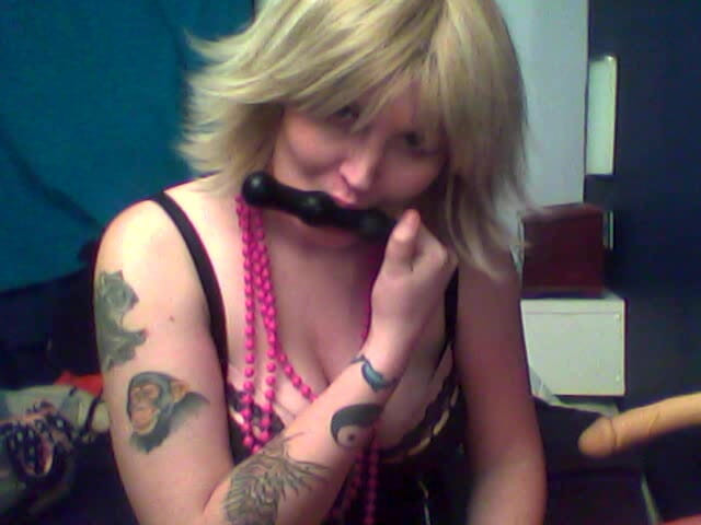 MissFFW: J’utilise un plug anal gonflable dans ma chatte