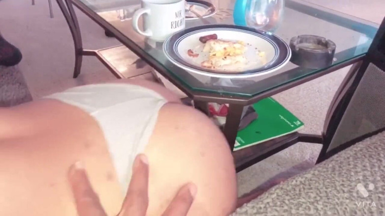 Fijii pornbox: 我的意思是，我甚至不能传给她，她那只喉咙山羊看着她吮吸我的大黑鸡巴黑人娇小的鸡巴