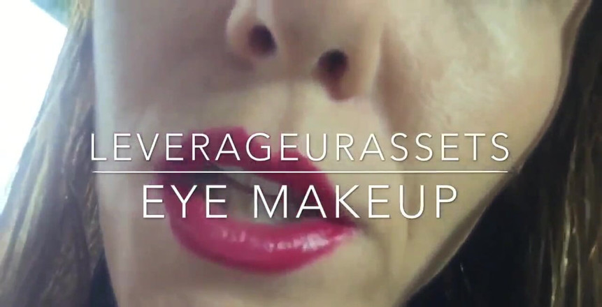 Leverageurassets: Zírám zblízka do mých očí, když si oblékám make-up oči....