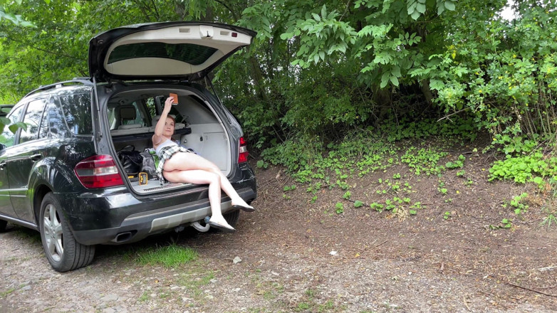 No panties TV: Pelirroja caliente en falda corta carga un auto