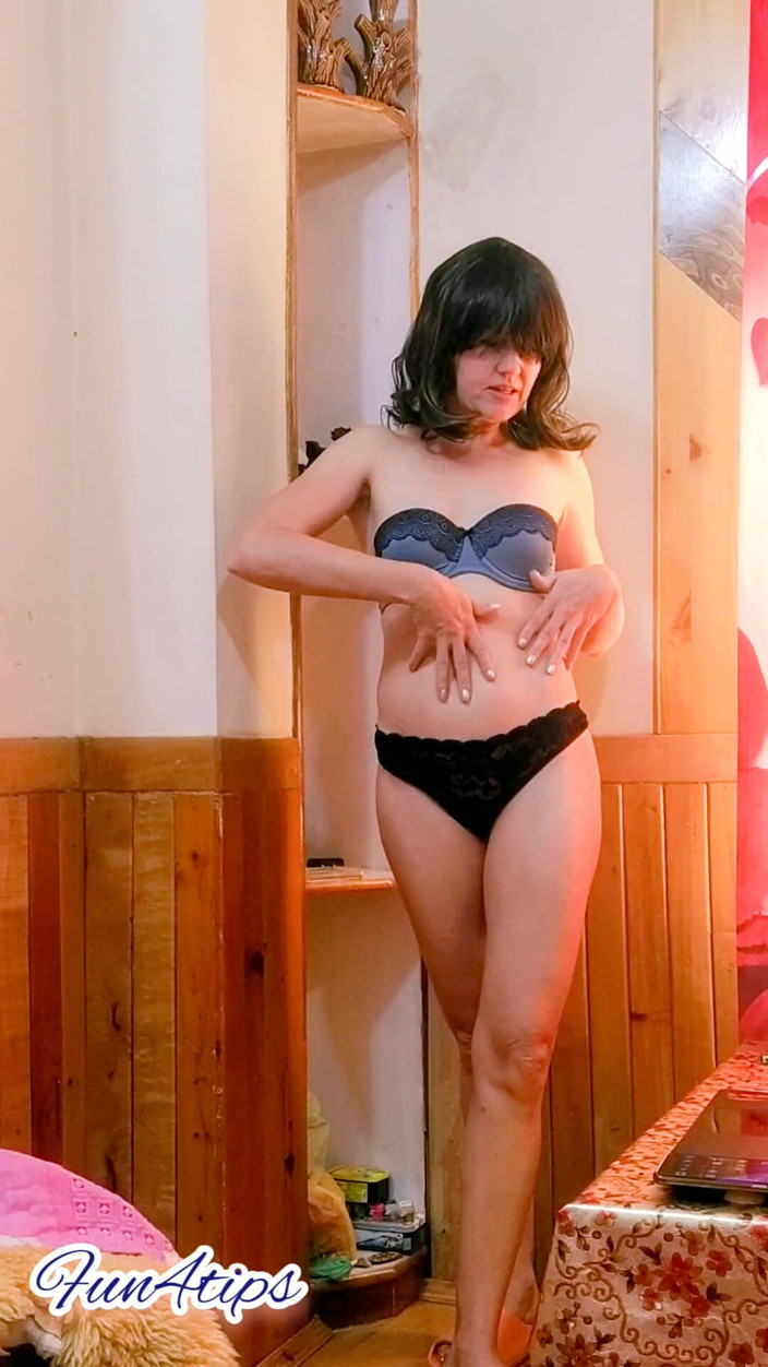 Bolly Karma: Sie weiß, wie man dich zum kommen bringen kann - striptease.