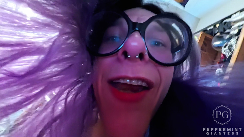 Peppermint Giantess: Vedere la persoana 1 minusculă legată de pantof are parte de...