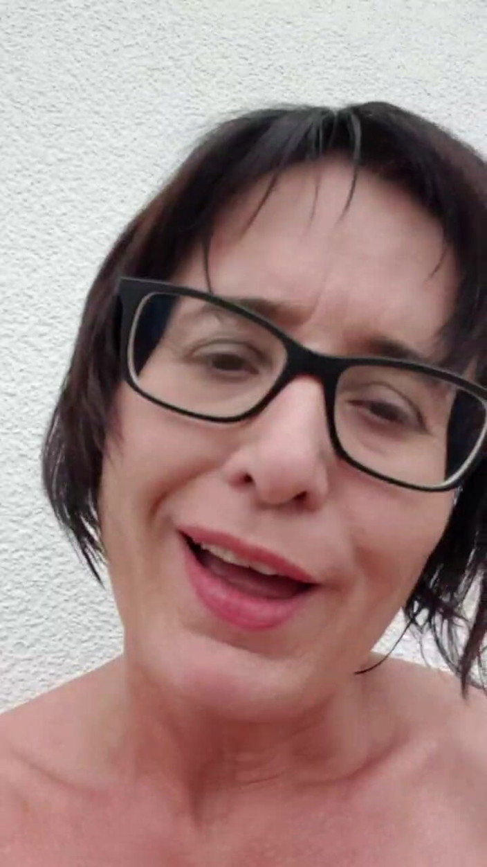 JulieEroticDress: Intenzivní orgasmus s kolíky v bradavkách