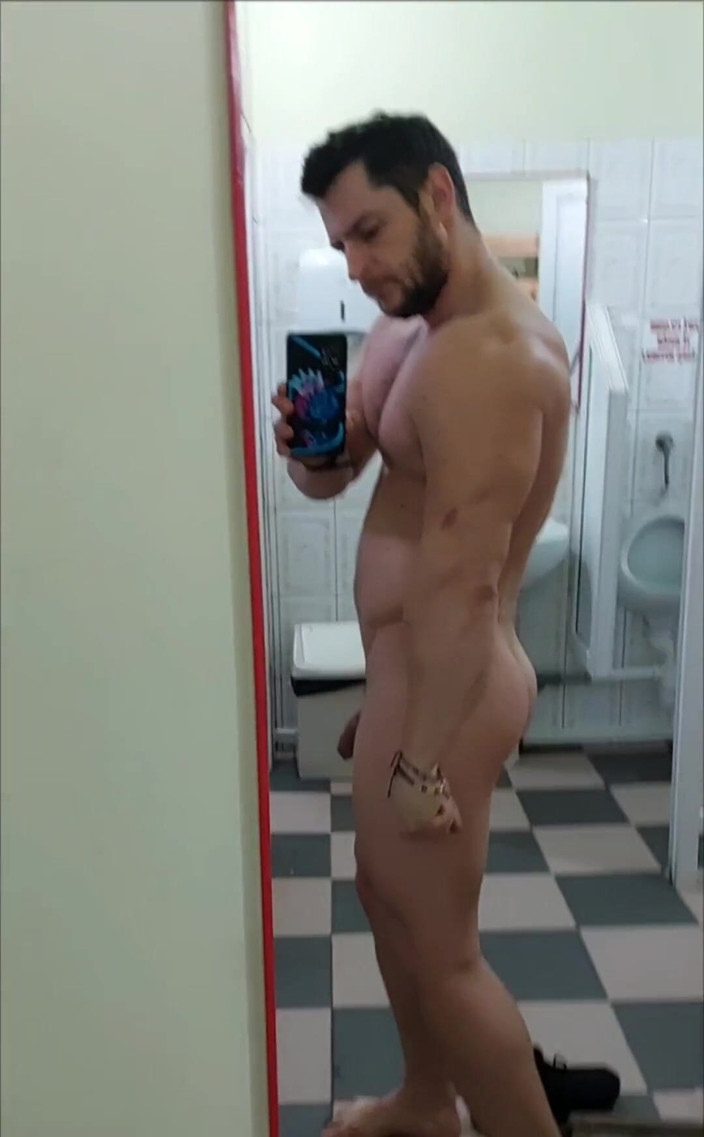 Michael Ragnar: Nackt im fitnessstudio beugt sich und nacktfotos nach dem training