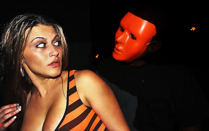 Industry Invaders: Carmen Ross suce une bite à Halloween