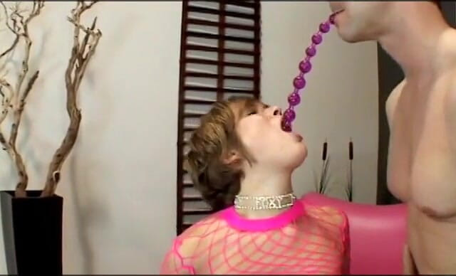 Anal seduction: Un étalon chanceux glisse sa bite bien dure à l'intérieur de salopes,...