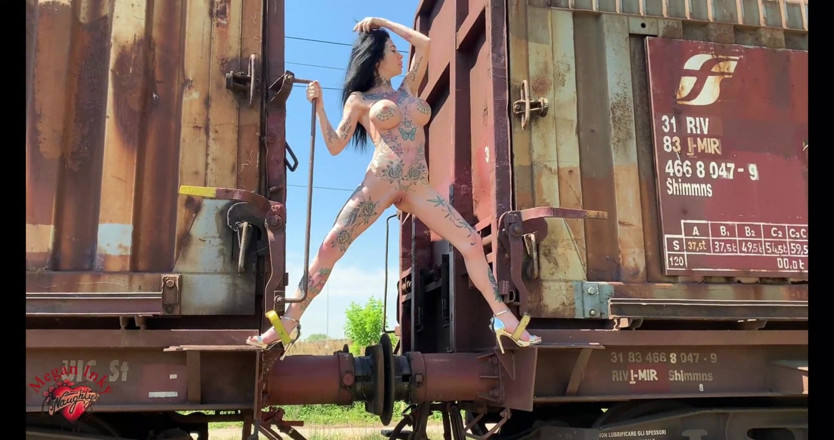 Megan Inky: Nudo all'aperto su un vecchio treno