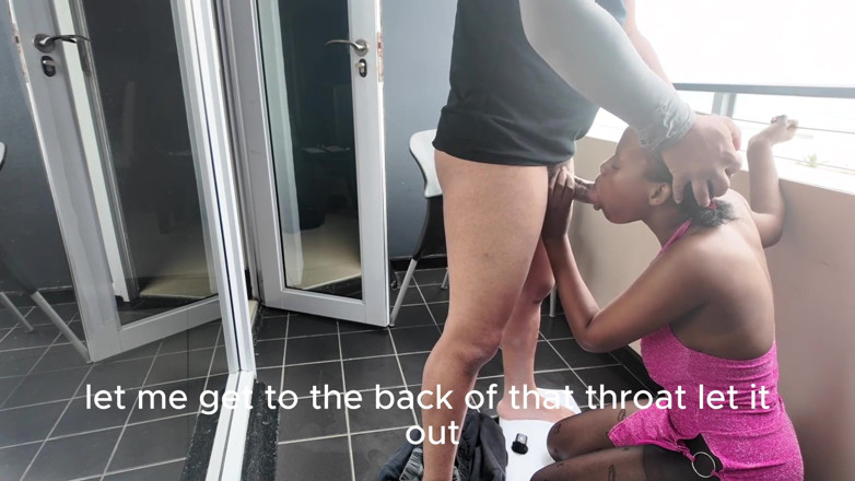 Slut me out: 谁想要下一步？在阳台上羞辱深喉口交