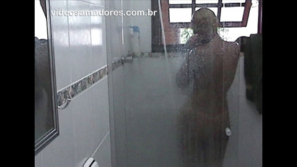 Amateurs videos: Une blonde aux belles courbes naturelles prend une douche