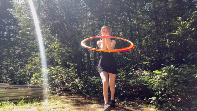 Destination Kat: Hula hoop et exhibition