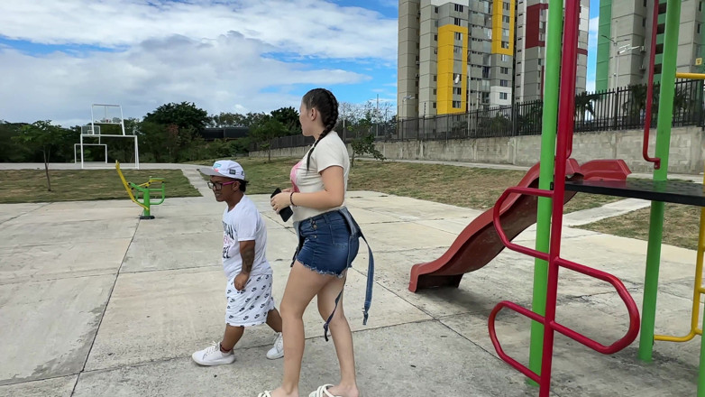 Julianaburning: 我在公园里遇到一个悲伤的女孩，最后用我富有的坚硬鸡巴安慰她