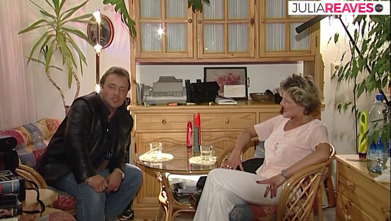 Retro German Casting Tour: Sevgilisi izlerken sarışın kız parmakla dildoyla sikişiyor