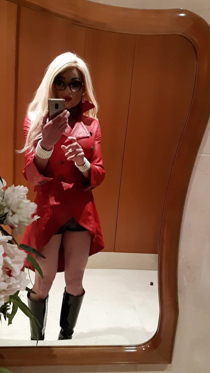 Tatiana Zorrita: Мастурбирует Y Abrigo Rojo