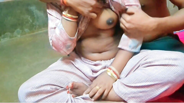 Superb Pronzo: Desi indisches dorf bhabhi zeigt möpse mit liebhaber
