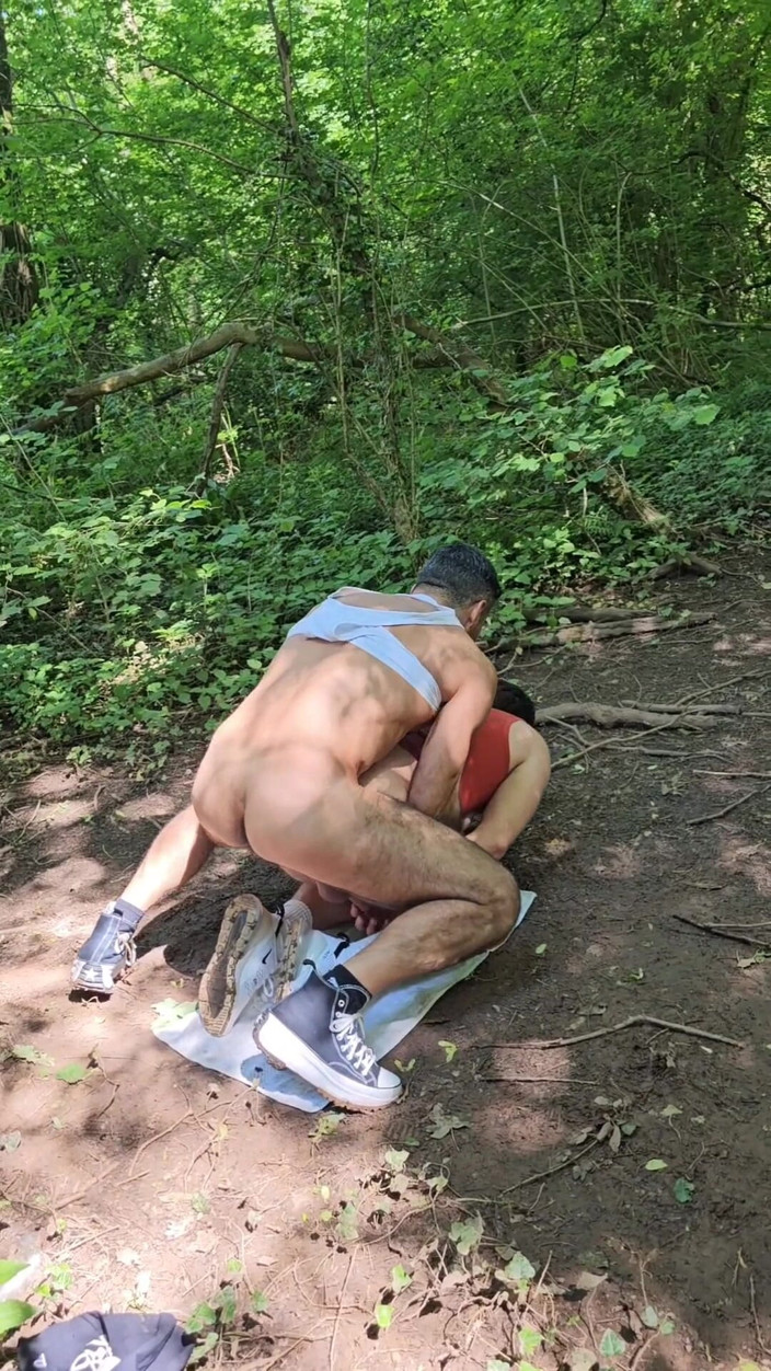 gaynaughtywelsh: Cazzo caldo patrigno italiano nei boschi cruising senza preservativo