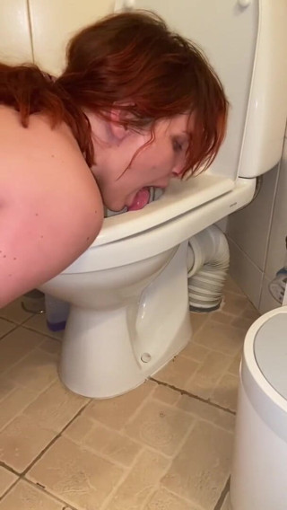 Elena917: Pisse et nettoyage des toilettes avec ma langue