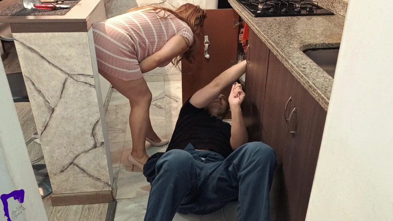 AlinaVelvet: Une Femme Excitée Séduit Le Réparateur De Cuisine Et Se...