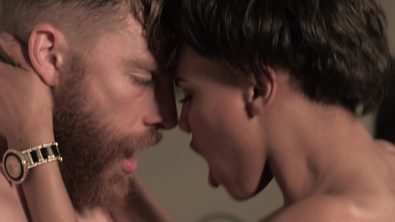 Adam & Eve: Het ebenholts slampa tar en vit kuk inuti henne