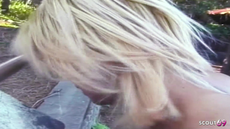 Shemale TS Collection: Une trans blonde mince dans la nature de son plan...
