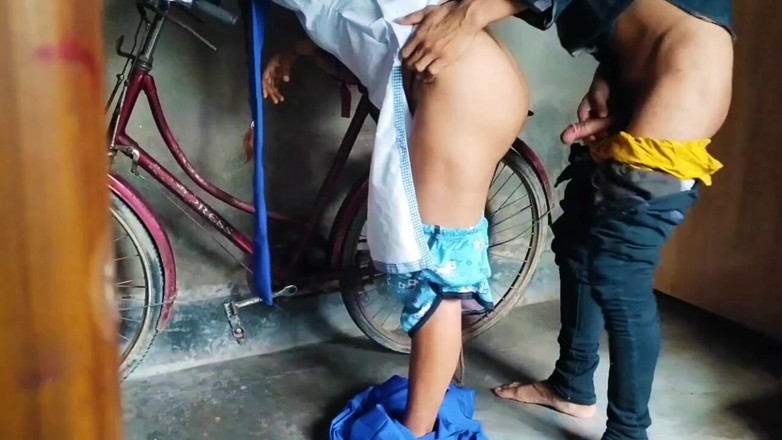 Fantacycutting: Estudiante india follada por su joven maestro
