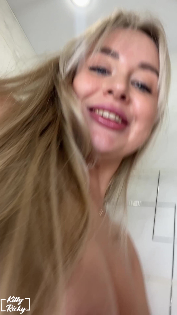 Kelsi69: Curvele se pișă și vorbesc murdar cerând să mănânce curul
