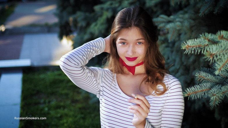 Russian Smokers: Zwoel Russisch meisje dat sigaret rookt door golven