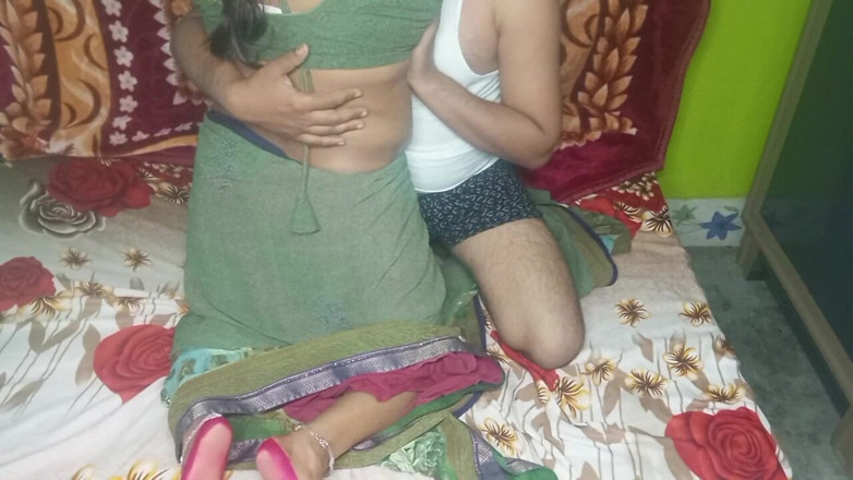 Manjushukla: Kakak ipar india yang cantik lagi mesra-mesraan sama suaminya.