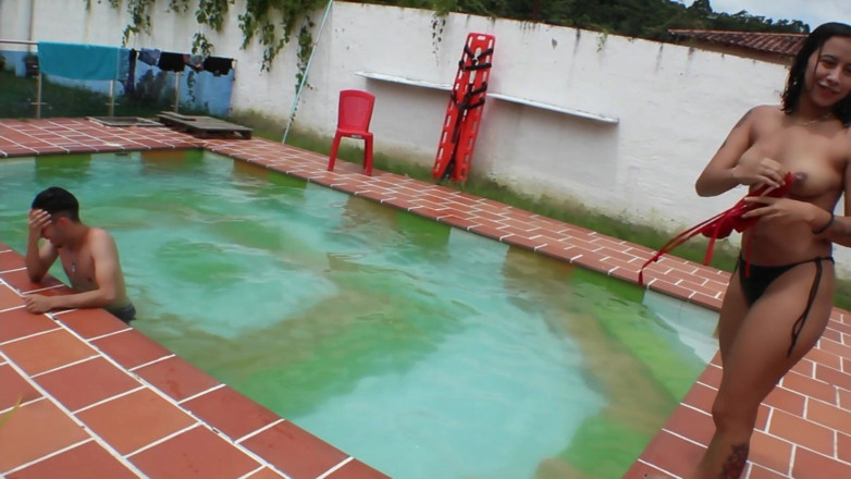 Vayolet: Henjutan kejutan di kolam dengan jiran apabila dia fikir dia...