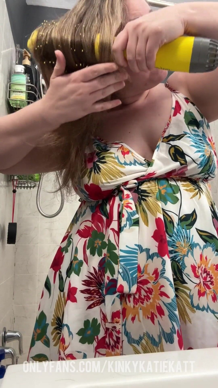 KinkyKatie: Tante semok kulit putih lagi bugil di tiktok live!! - Kinky...