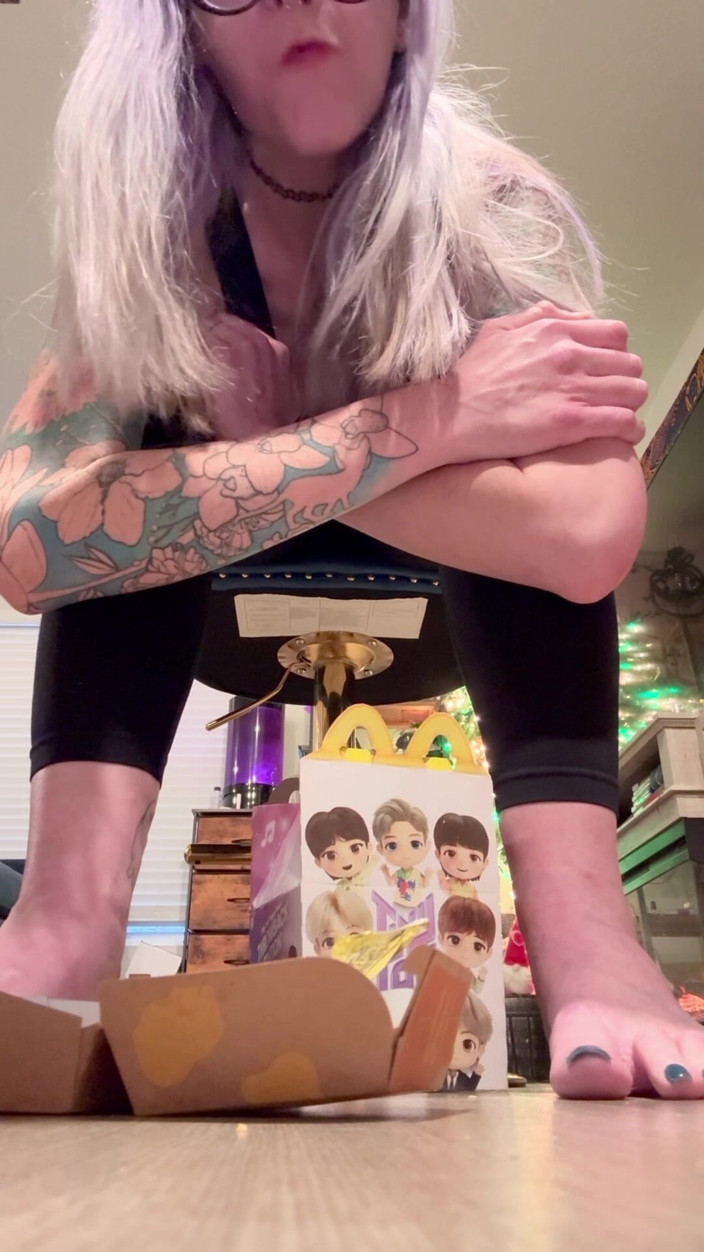 Peppermint Giantess: Snack-größe 67 Riesin gegen kleine mahlzeit