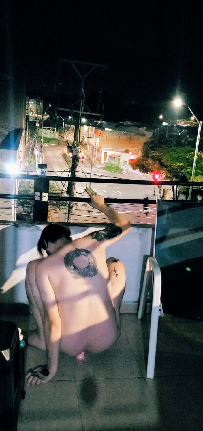 SlutClosetedfag: Cewek ekshib ngentot dildo di balkon