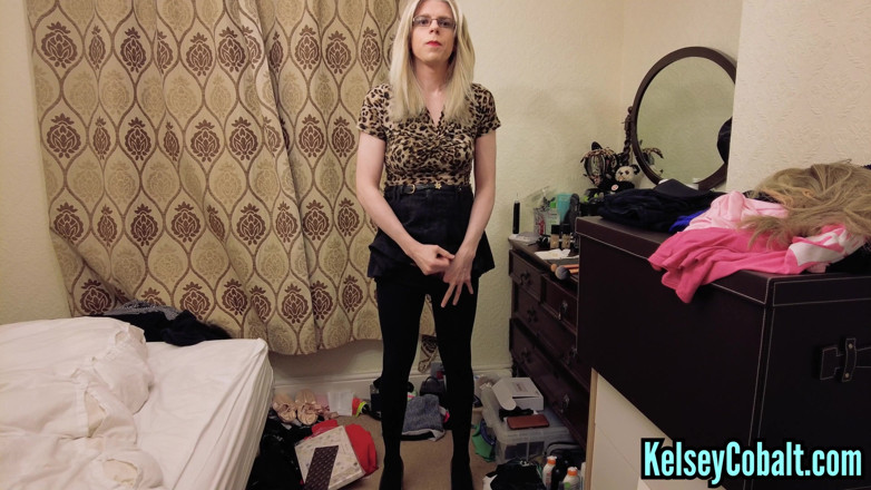 KelseyCobalt: Ondoorzichtige panty in mijn slaapkamer en klaarkomen