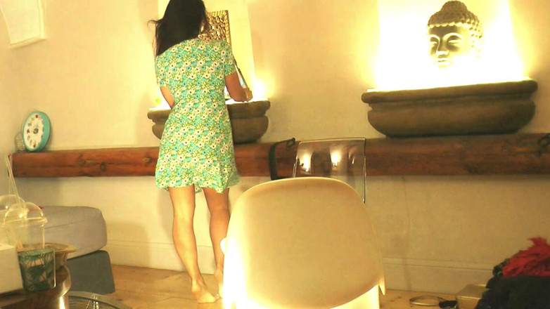 Ignoring Handjobs: Junge hausfrau neckt im sexy sommerkleid vor starkem fan ohne...