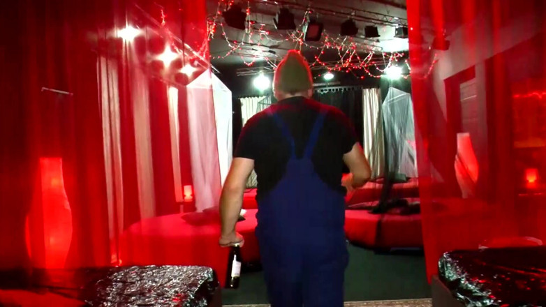 German Porn: Janitor Schwuttke đang nghỉ ngơi - nhưng một người đàn ông có thể luôn...