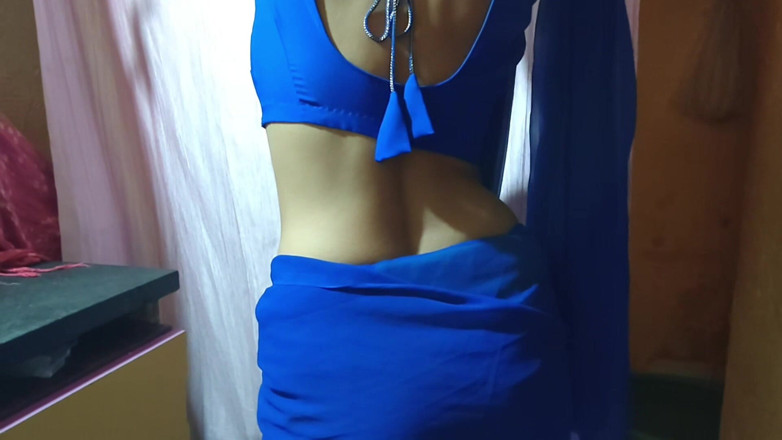 Hotpooja86900: Une bhabhi joue en solo avec une silhouette sexy montrant...