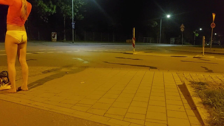 sweetfeet29: En ropa interior por la calle por la noche