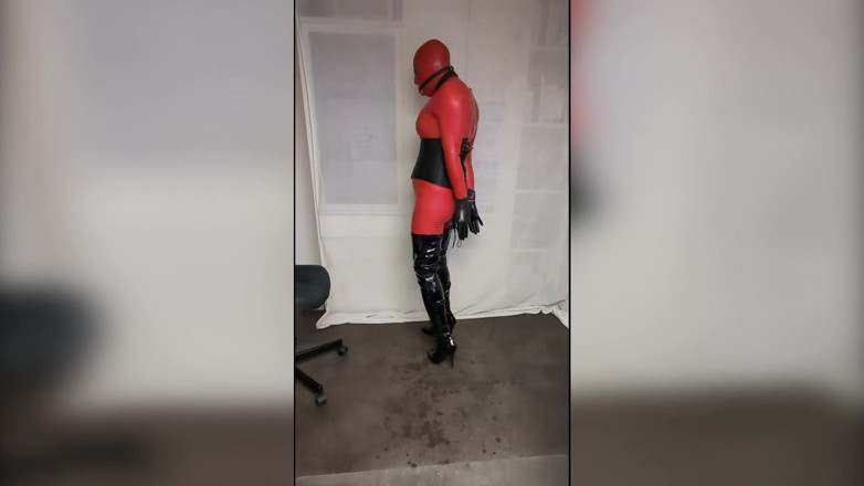 Chatuser: Macacão vermelho de látex, loira em overknees, vestindo e se...
