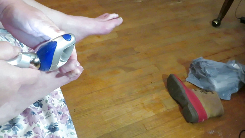 BBW nurse Vicki adventures with friends: Vicki l'infirmière baise ses ongles avec son outil à œufs Pedi électrique ! Les...