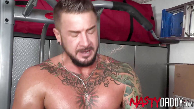 Nasty Daddy: NASTYDADDY Dolf Dietrich scopa senza preservativo il muscoloso Michael Roman