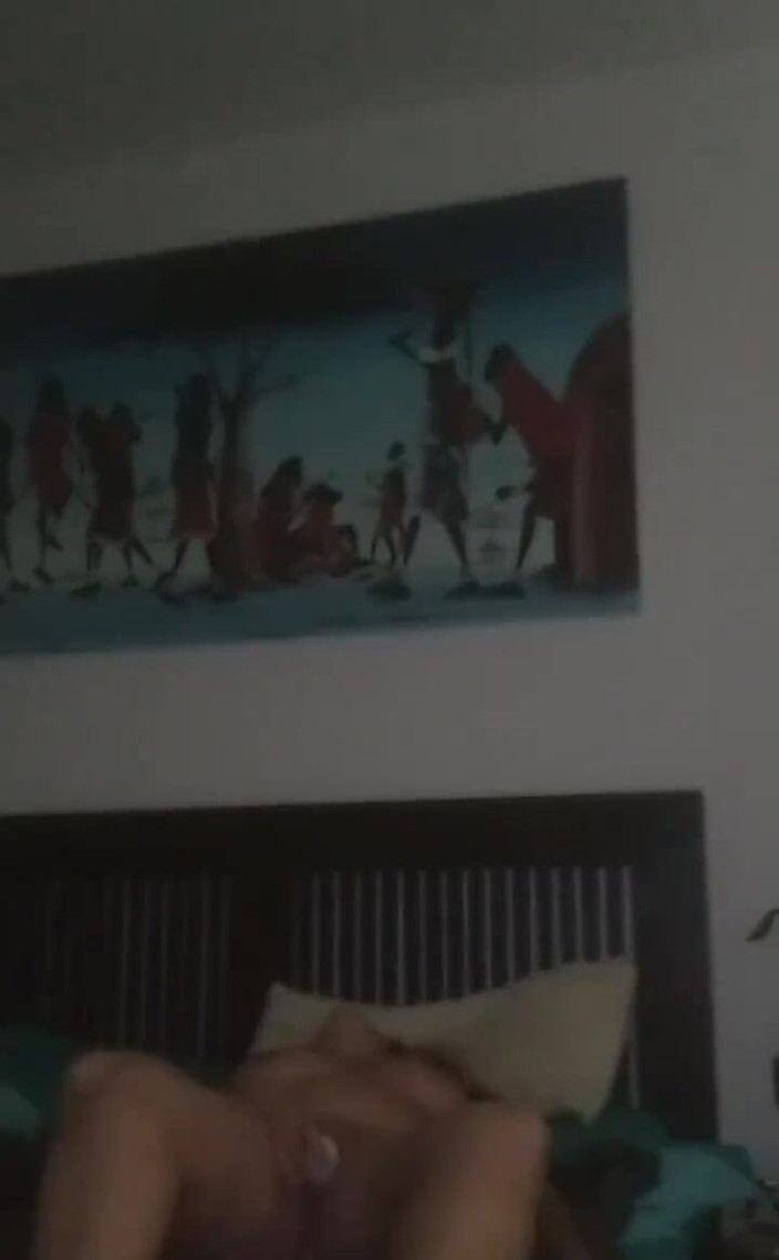 Mavi Burbujita: Madura viuda solitaria se masturba en el hotel después del...