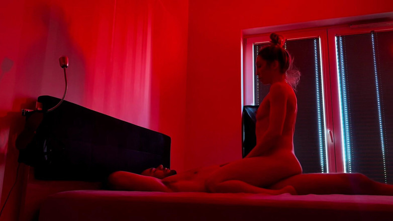 SalomeMassimo: Zábava v ložnici. Smyslný sex pod červenými světly