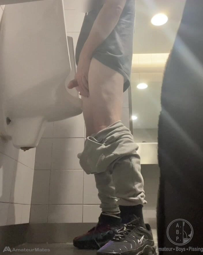 AmateurBoysPissing: スニーカーを履いた2人の少年が公衆トイレの小便器で楽しんでいる