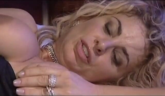 Xtime Network: Une MILF blonde à gros nichons aime sa chatte et son...