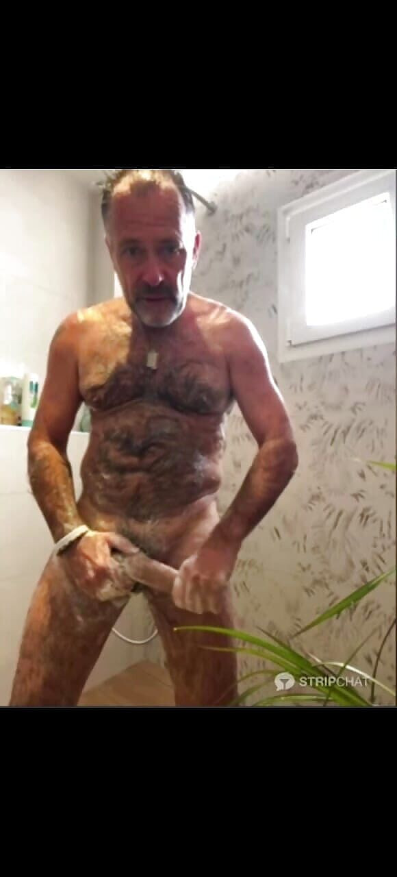 Daddybearvlc: Weer een vuile papa douchescène