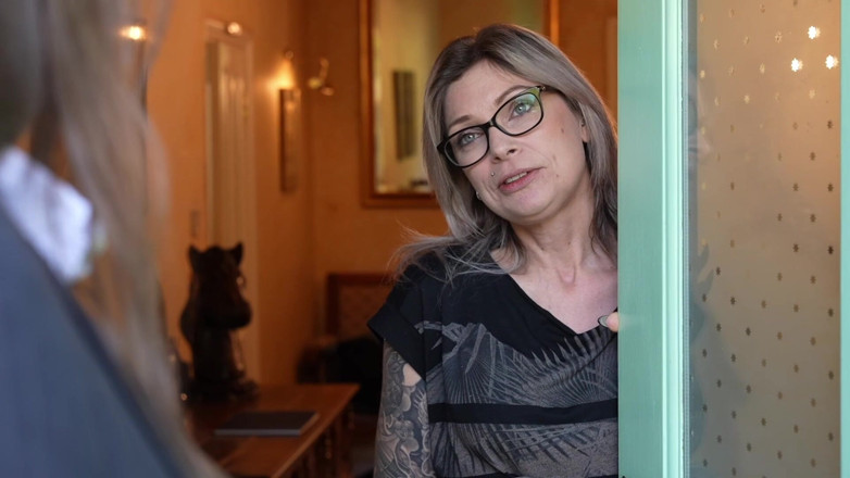 J Peters adult: Jessie cumpără timp