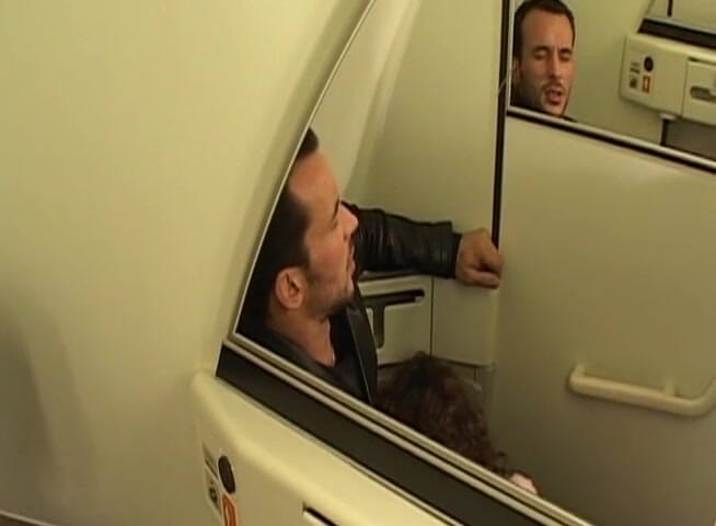 Public Lust: O fată obraznică este futută în avion