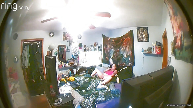 July: Elle se fait prendre par une ringcam en train de...