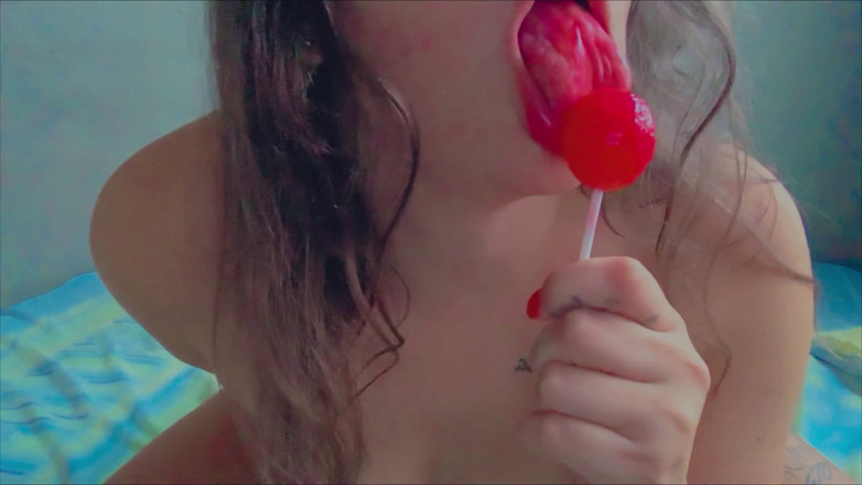 More Candy: Dulce chica se masturba con su piruleta y alcanza un...