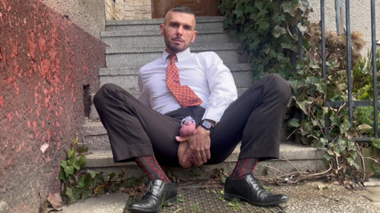 Werther1: Une salope adaptée en pantalon à côtes joue avec son cul...