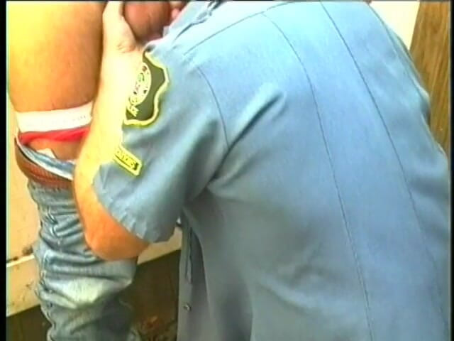 Gays Case: Hombre musculoso en uniforme y con gafas chupa y chupa...
